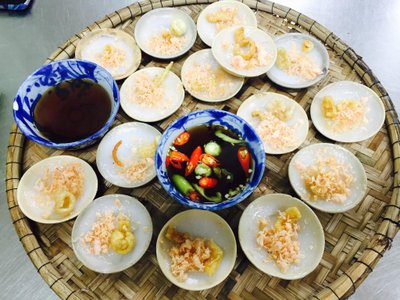 Mẹt bánh bèo chén rắc tôm chấy kèm chén nước mắm ớt tại Hàng Me Mẹ