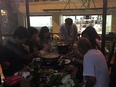 Nhóm khách ngồi quanh nồi lẩu buổi tối tại Hello Sapa Restaurants