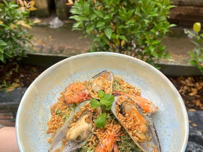 Đĩa cơm hải sản với vẹm xanh, tôm và lá bạc hà tại Hoi An Chestnut Restaurant