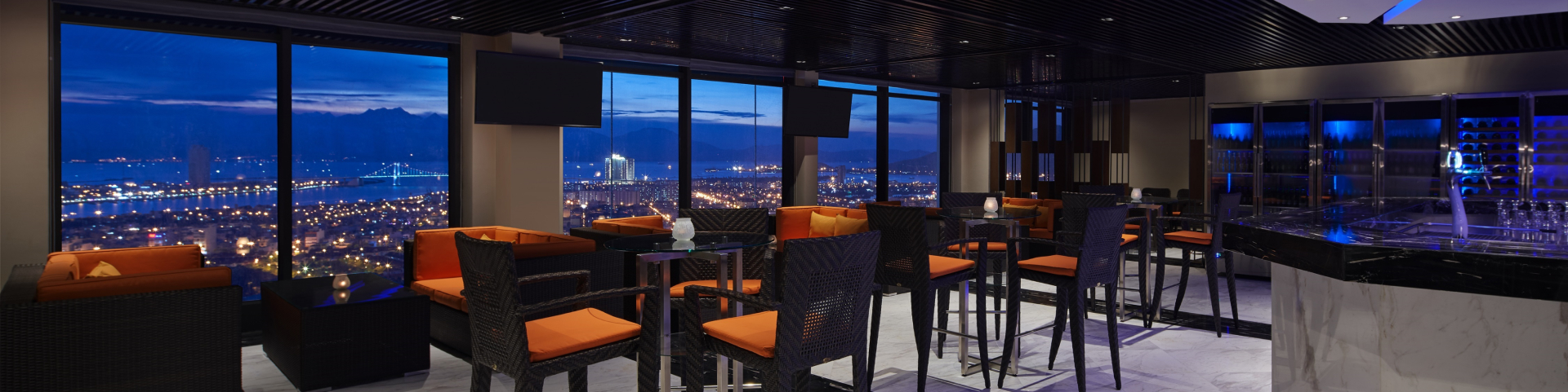 Không gian bar nhìn thành phố về đêm tại Horizon Restaurant & Bar