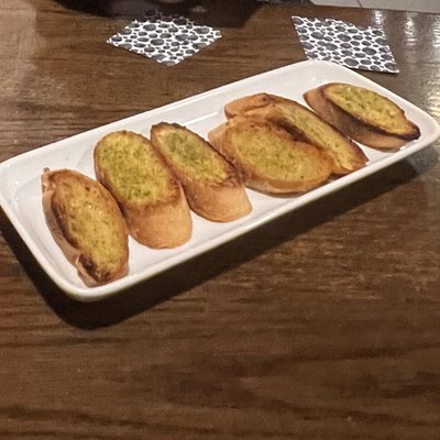 Đĩa bánh mì nướng bơ tỏi tại Italiani's Pizza Hàn Thuyên