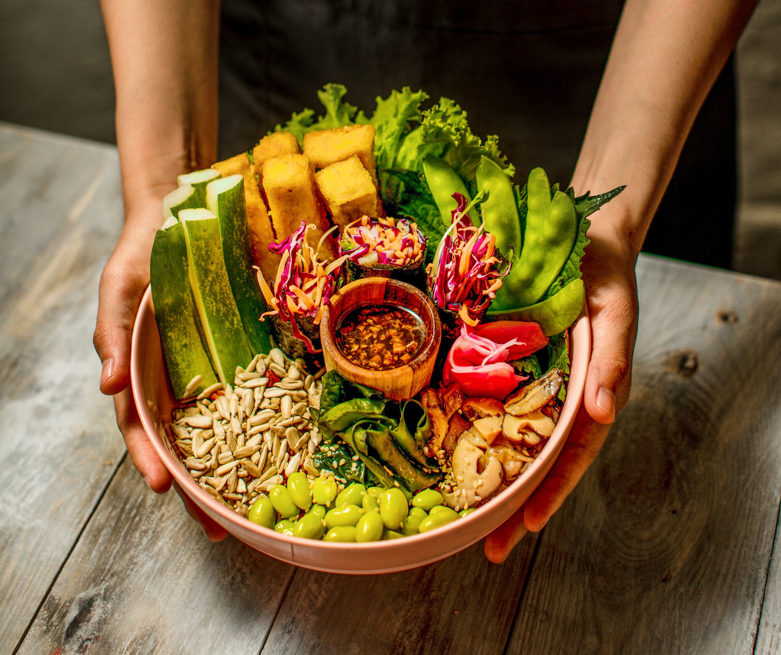 Bowl thuần chay với đậu hũ chiên, cuốn rau, đậu nành Nhật và nấm tại iVegan Supershop Đà Nẵng