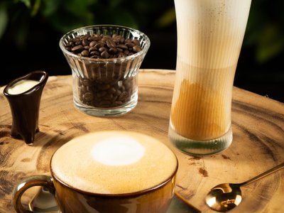 Ly cà phê sữa tầng và tách cappuccino tại KANN Brunch & Cafe
