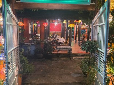 Lối vào Ken Vegetarian And Coffee buổi tối với đèn lồng thắp sáng