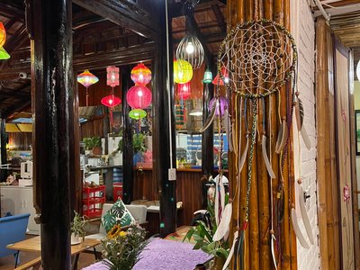 Gian trong nhà của Ken Vegetarian And Coffee với đèn lồng và dreamcatcher