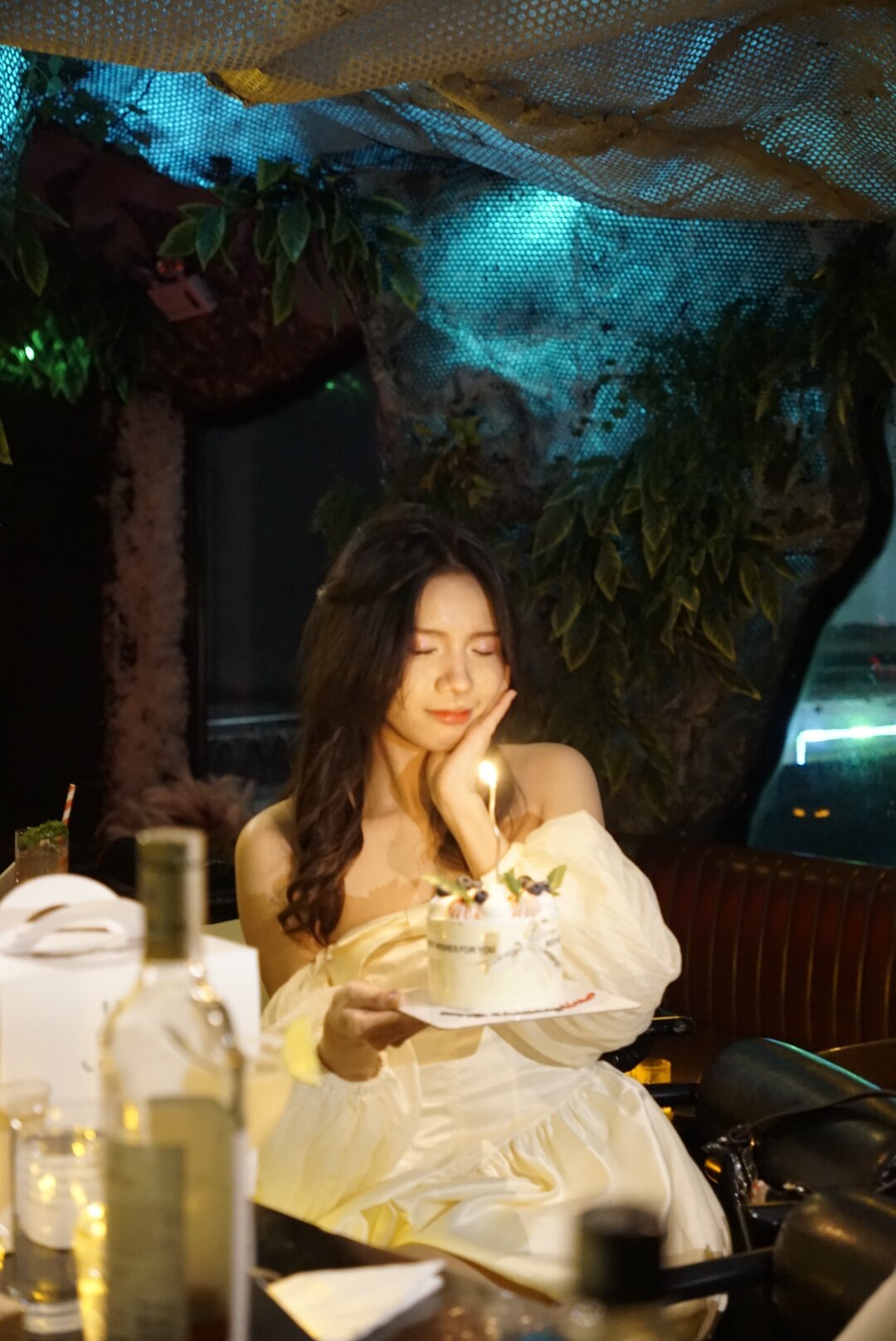 Bàn bánh và đồ uống cho dịp mừng nhỏ tại Ket High Cocktail Bar