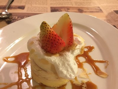Bánh kem tầng phủ dâu tây, sốt caramel và hạnh nhân lát tại Le Bistro, Đà Lạt