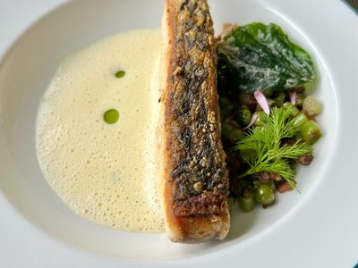 Phi lê cá áp chảo da giòn với sốt bơ trắng ở Le Bon Steak