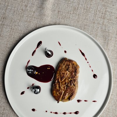 Gan ngỗng áp chảo với sốt quả mọng ở Le Bon Steak