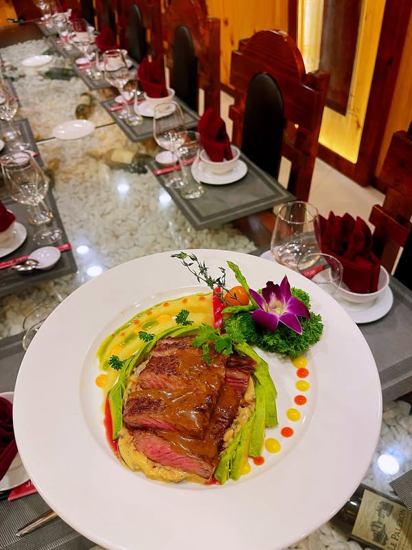 Món cá áp chảo trình bày kiểu fine dining tại Light Star Restaurant