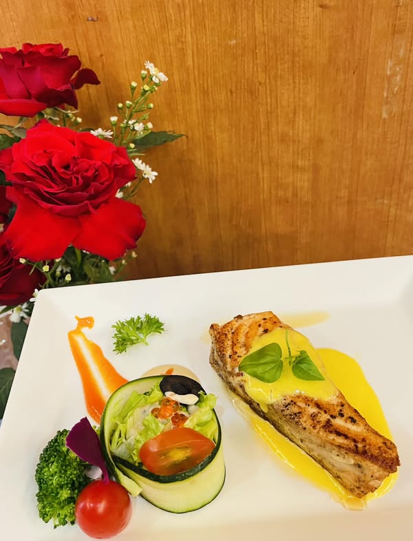 Phòng tiệc dài có biển Light Star trên tường