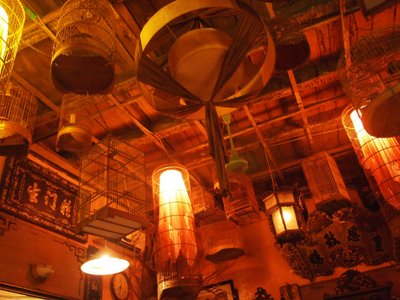 Trần nhà treo lồng chim và đèn lồng ở Little Hanoi Restaurants