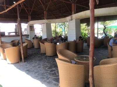 Khu ghế mây dưới mái lá trong nhà của Lọ Lem Cafe