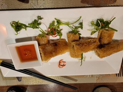 Đĩa chả giò chiên giòn với rau thơm và nước chấm tại Lồng Đèn Restaurant