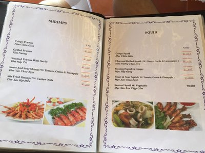 Trang thực đơn tôm và mực song ngữ của Lucky Beach Seafood Restaurant