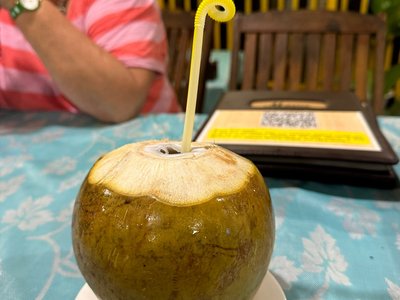 Dừa tươi nguyên trái tại Lucky Restaurant Hội An