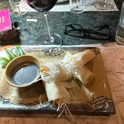 Đĩa cuốn chấm nước sốt trên đĩa gốm tại Maii Bistro, Hà Nội