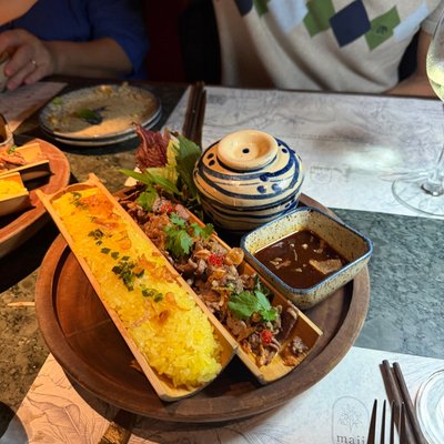 Cơm vàng và thịt xào trong ống tre tại Maii Bistro, Hà Nội