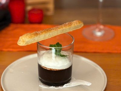 Cốc tráng miệng sô-cô-la và kem kèm que bánh ngàn lớp tại Maison Lucien