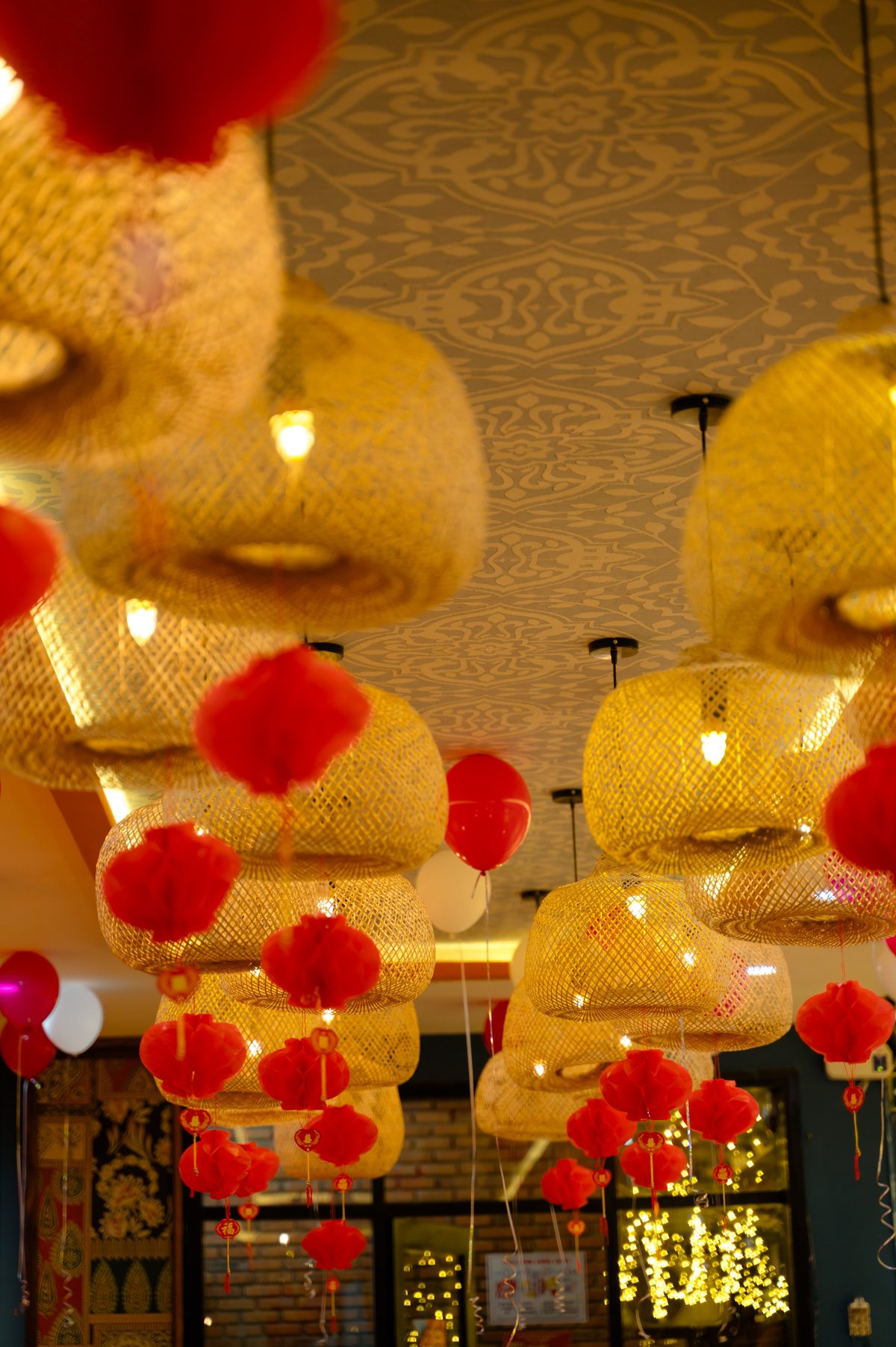 Góc đèn trang trí bên trong Manvar Rasoi Indian Restaurant.