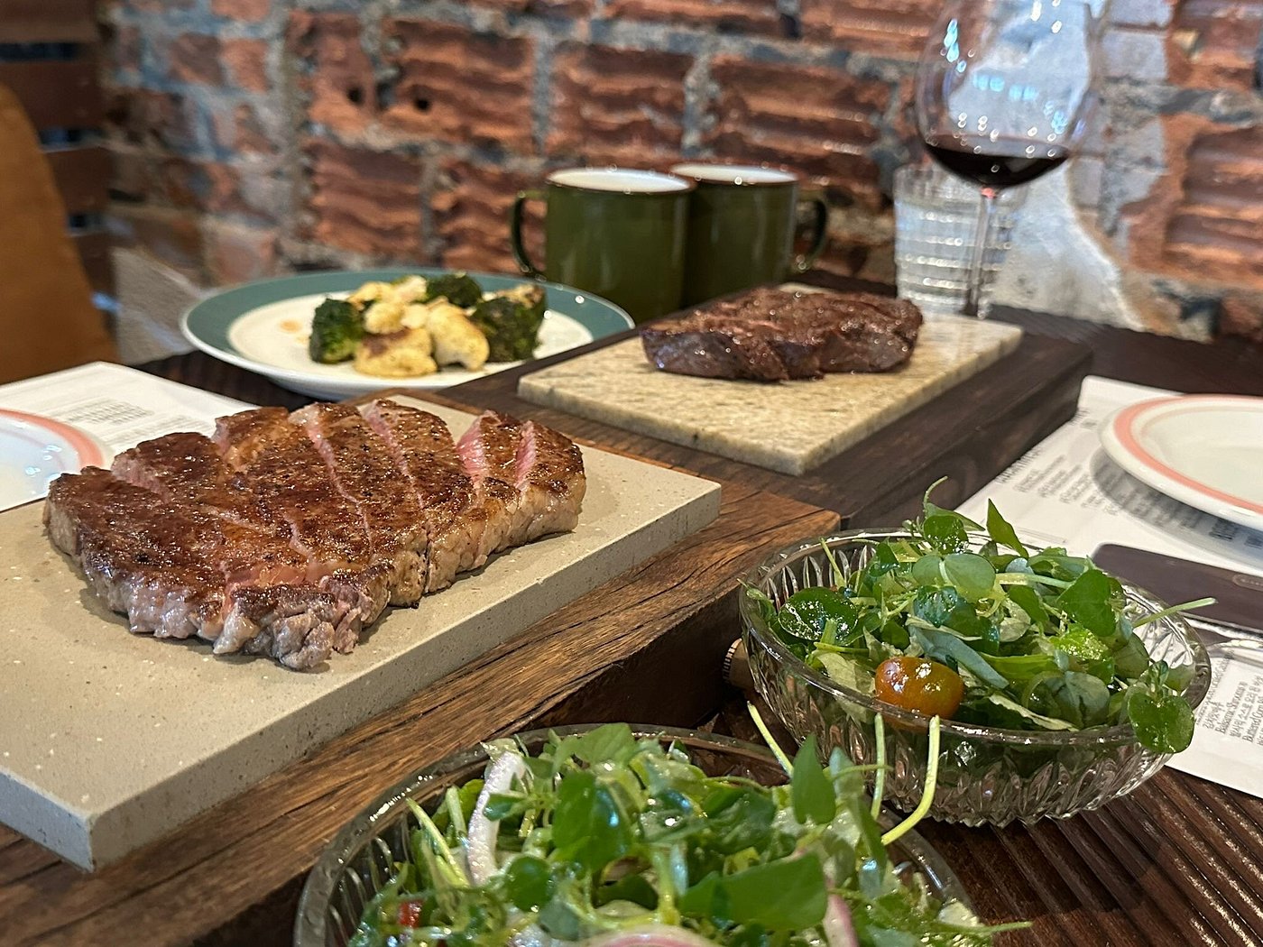 Món ăn đặc trưng được dọn tại Missteak