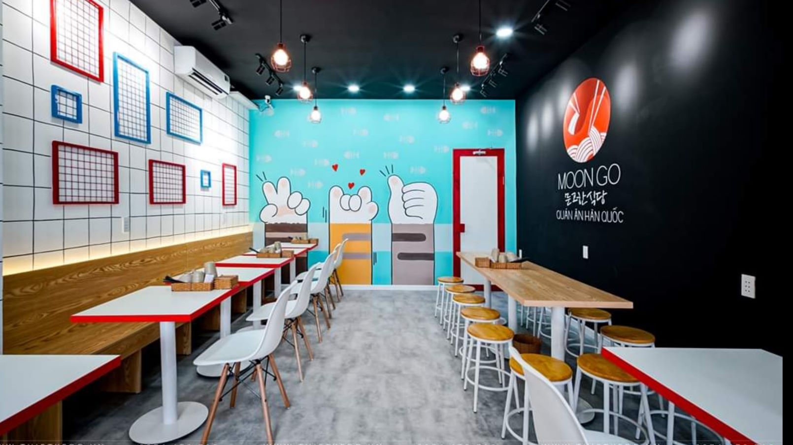 Không gian bàn ghế và khu phục vụ tại Moon Go