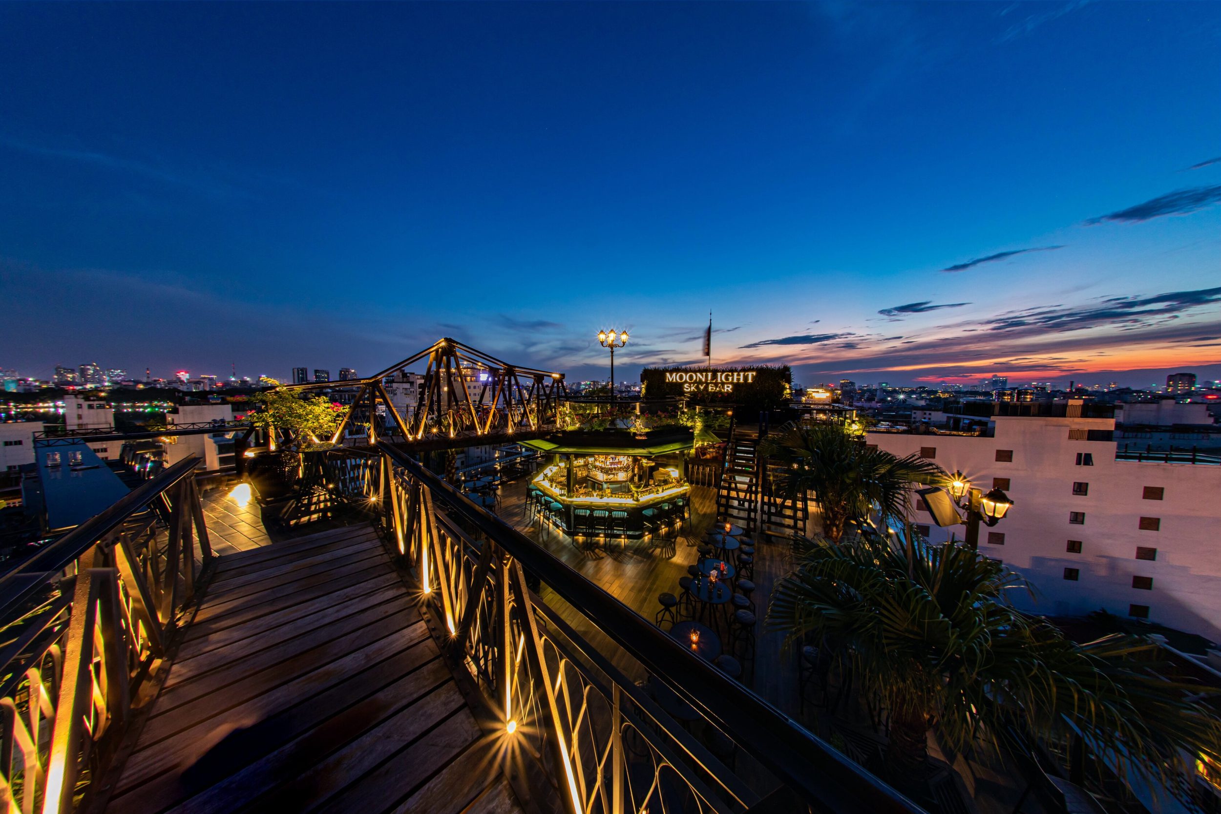 Moonlight Rooftop Moonlight Sky Bar - Cocktail, rooftop và nhịp tối ở Hà Nội | VnGuide