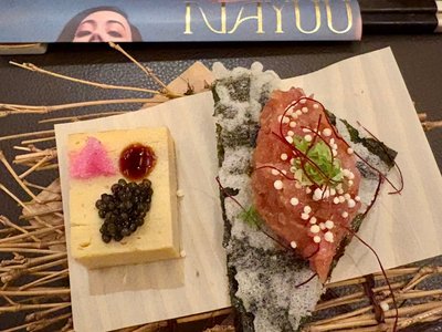 Khai vị trứng cuộn phủ trứng cá và cuộn cá ngừ băm tại NAYUU