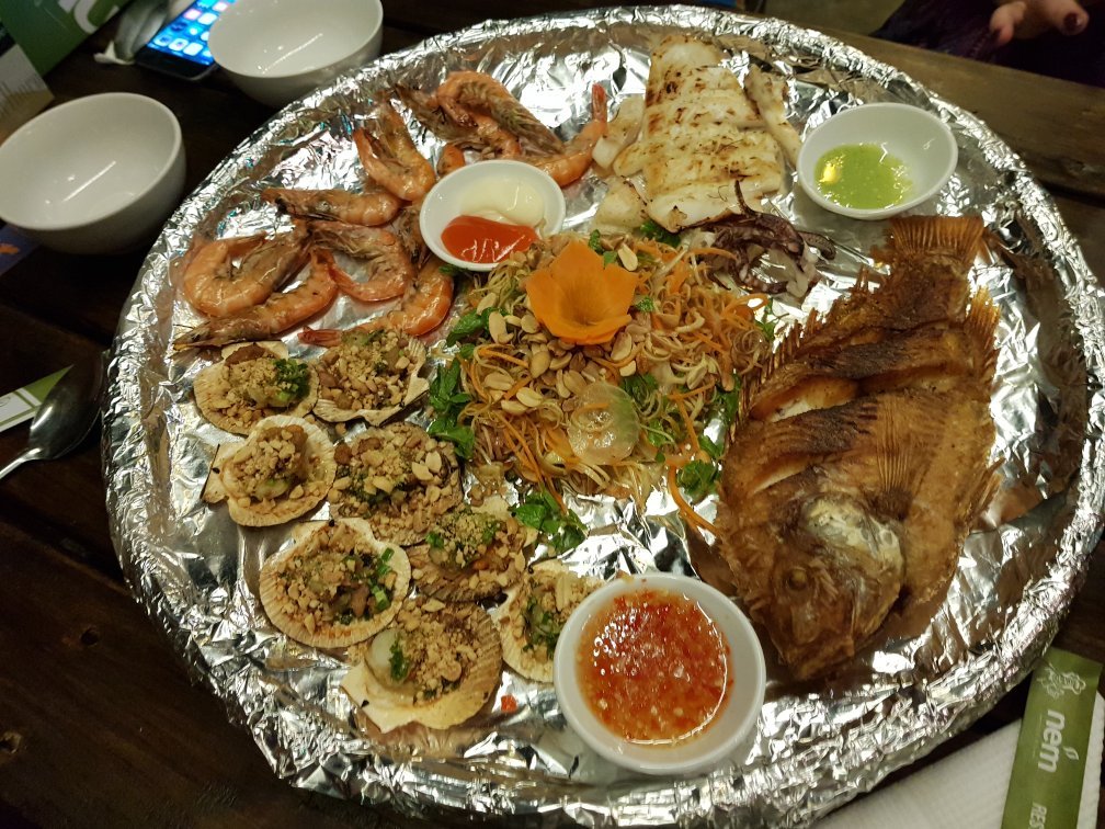 Mâm hải sản tại Nếm Hội An với tôm, sò điệp nướng mỡ hành, mực, cá chiên và gỏi