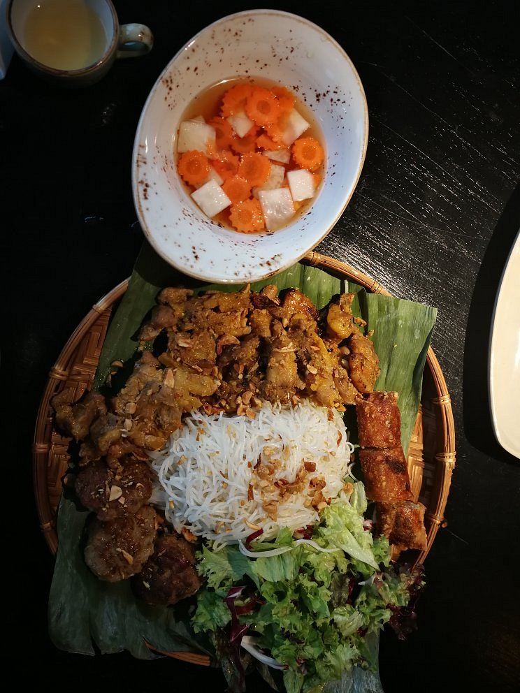 Com và thit trong đĩa gọi món Viet