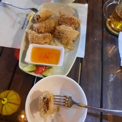 Chả giò cuốn sợi chiên giòn chấm sốt chua ngọt tại Đũa Việt Hội An