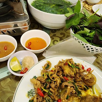 Đĩa thịt xào hành ớt, rau thơm và bát canh tại Nhà hàng Đức Linh, Tam Cốc