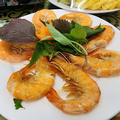 Đĩa tôm luộc bày cùng tía tô và rau thơm tại Nhà hàng Đức Linh, Ninh Bình