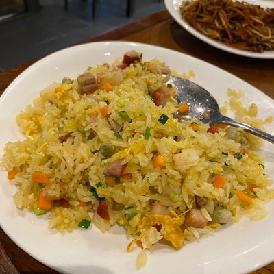 Đĩa cơm chiên hải sản với lạp xưởng và đậu Hà Lan tại Fu Rong Hua