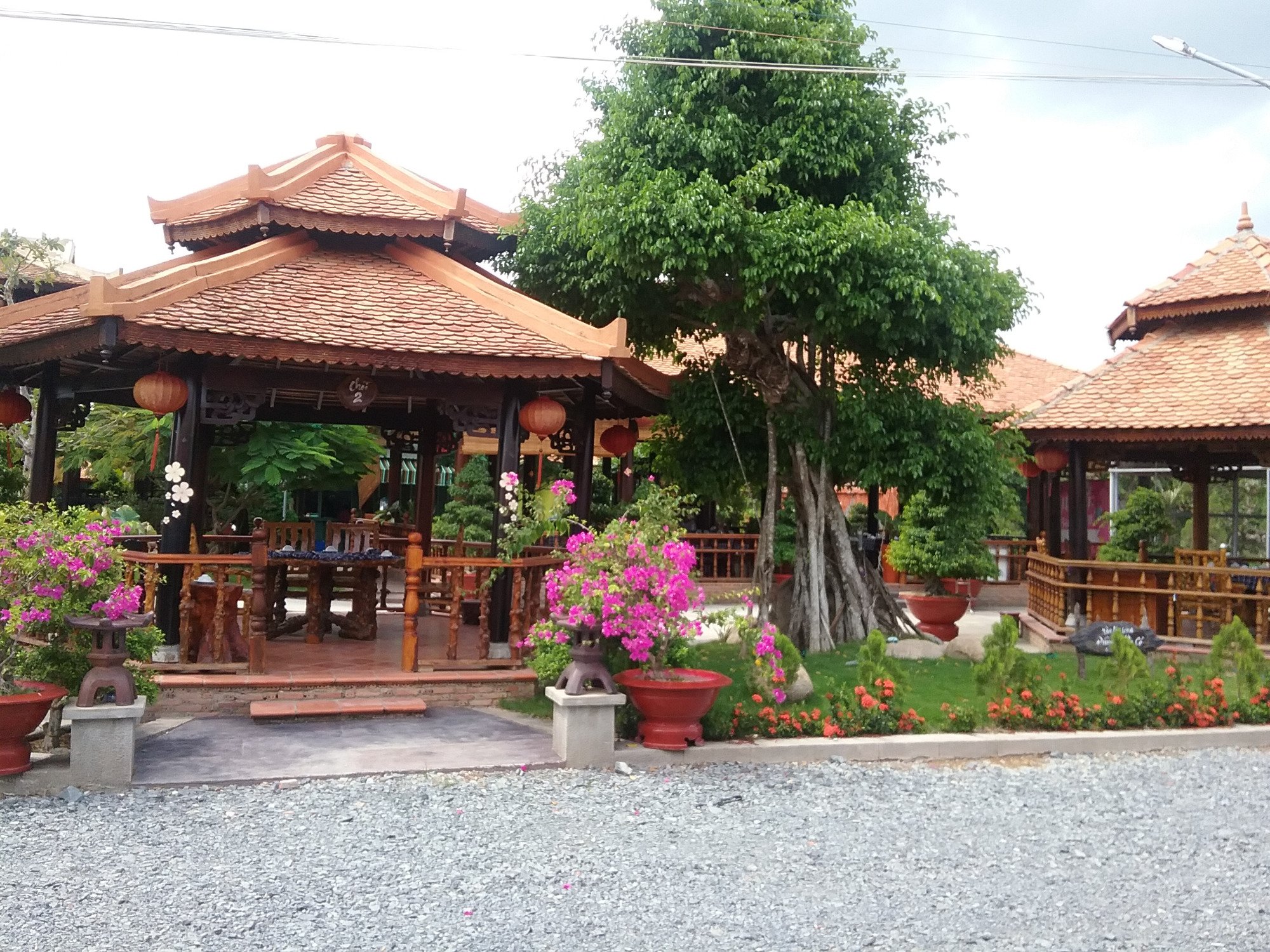 Nhà Hàng Lạc Viên