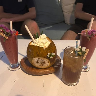 Dừa kem và các ly sinh tố tại nhà hàng The Deckhouse An Bàng