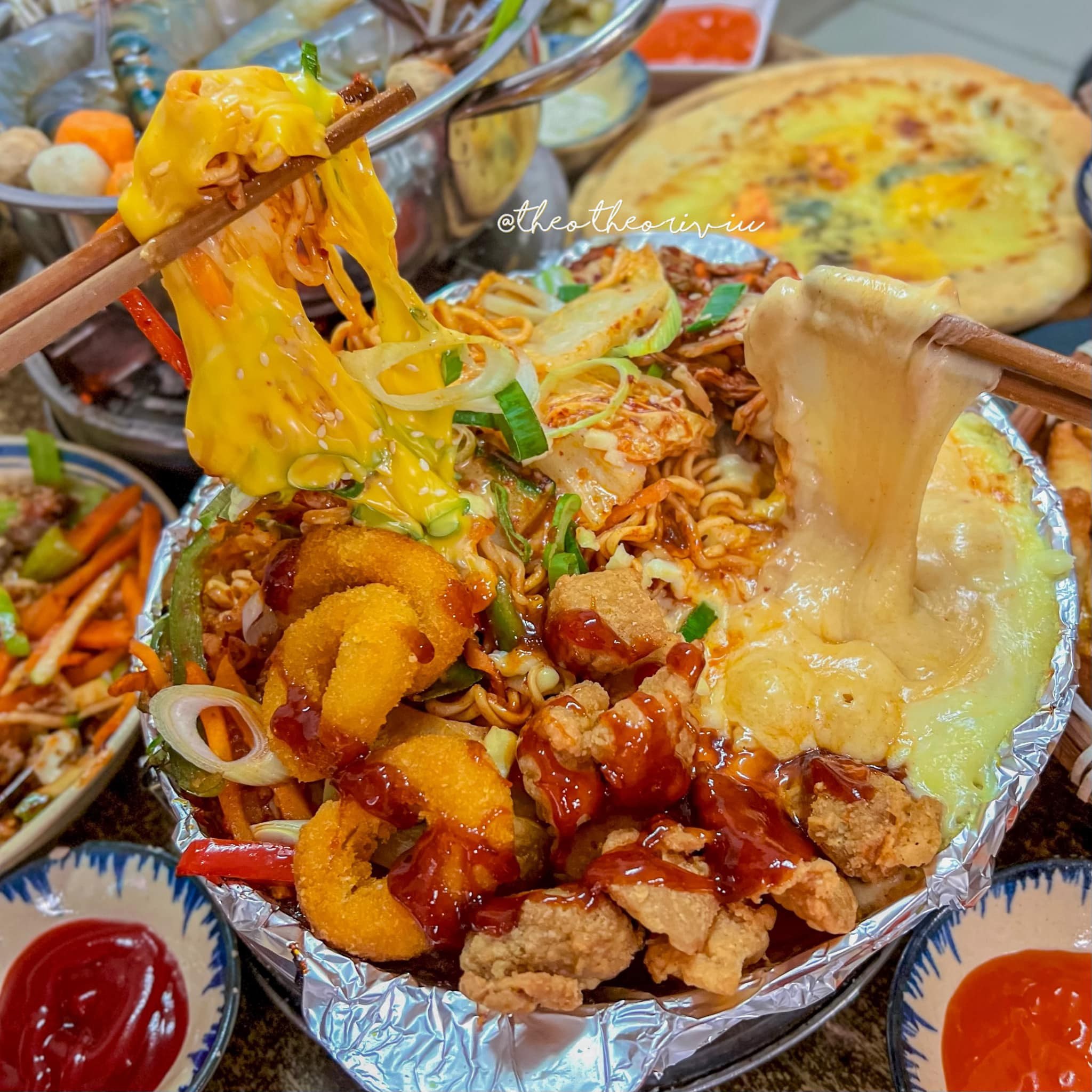 Mẹt đồ ăn vặt nhiều món dùng để chia nhóm