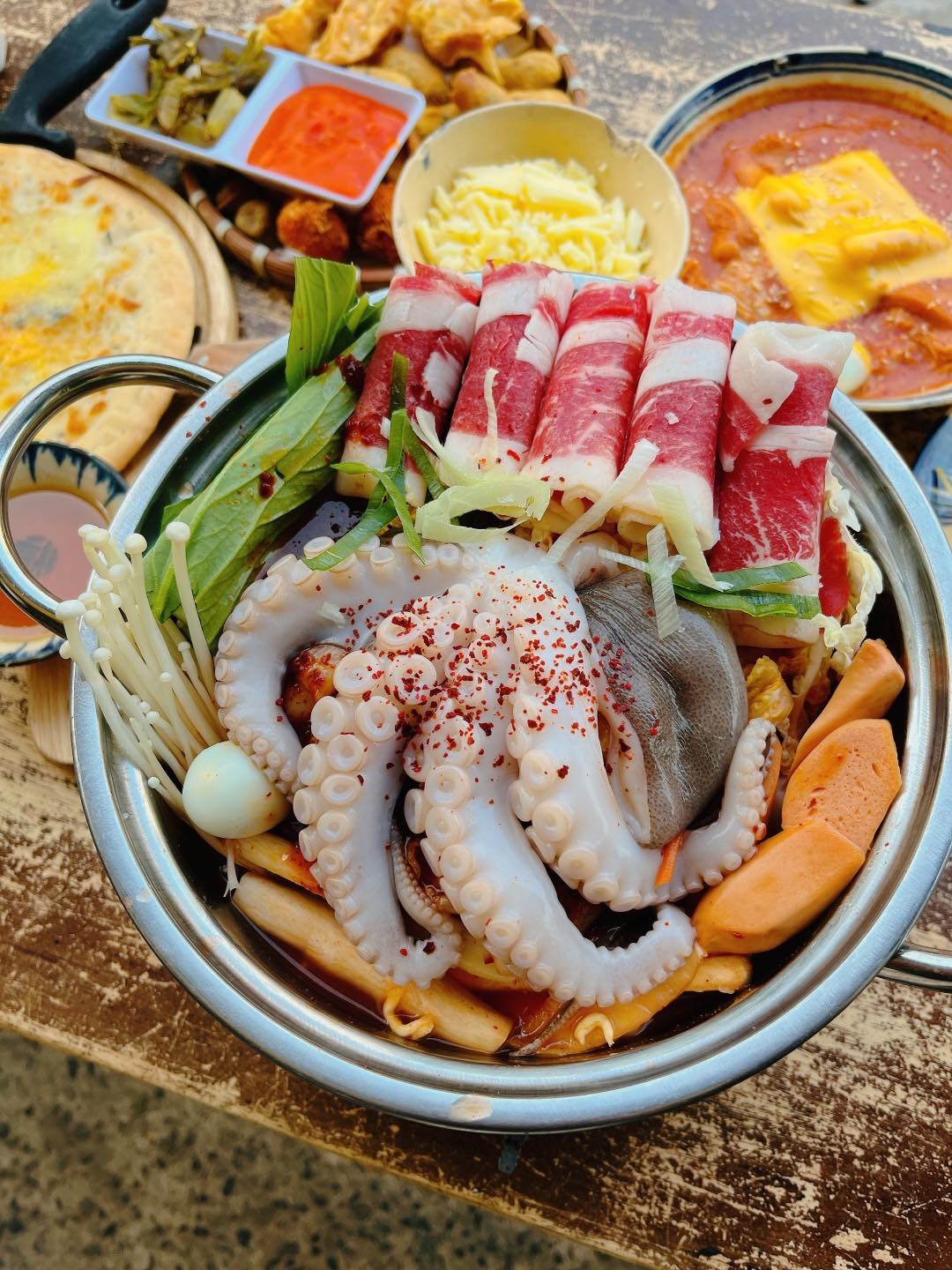 Set đồ ăn vặt nhiều món với phô mai và topping