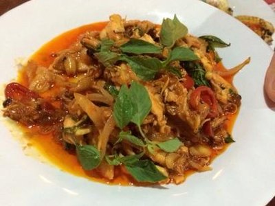 Món xào sốt đỏ với lá húng quế tại Như Báu Restaurant Hội An