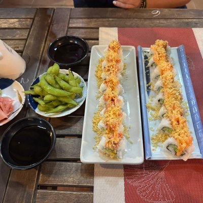 Sushi cuộn rắc vụn chiên giòn và chén đậu nành Nhật luộc ở Ni Sushi, Hội An