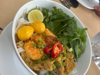 Tô mì Quảng tôm với trứng cút và rau thơm tại Noodle House By Streets Hội An