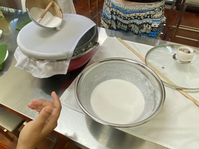 Tráng bột gạo trên nồi hấp trong workshop làm mì tại Noodle House By Streets