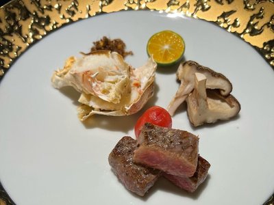 Đĩa bò nướng, càng cua, nấm và tắc tại Nuboko Sushi & Teppanyaki