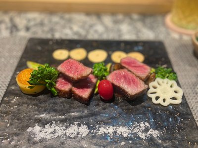 Bò nướng tái cắt lát trên đĩa đá đen tại Nuboko Sushi & Teppanyaki