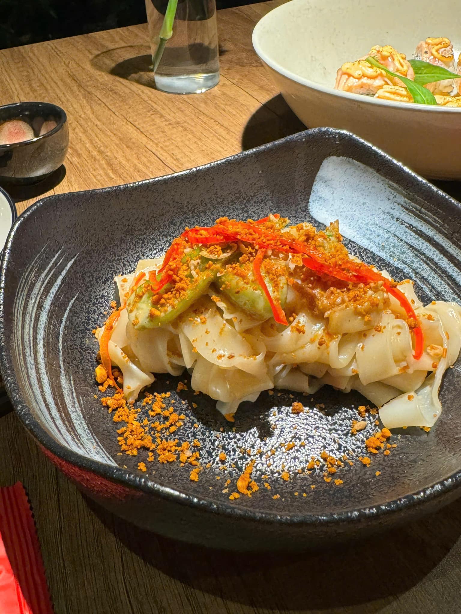 Đĩa món cay tại Okami