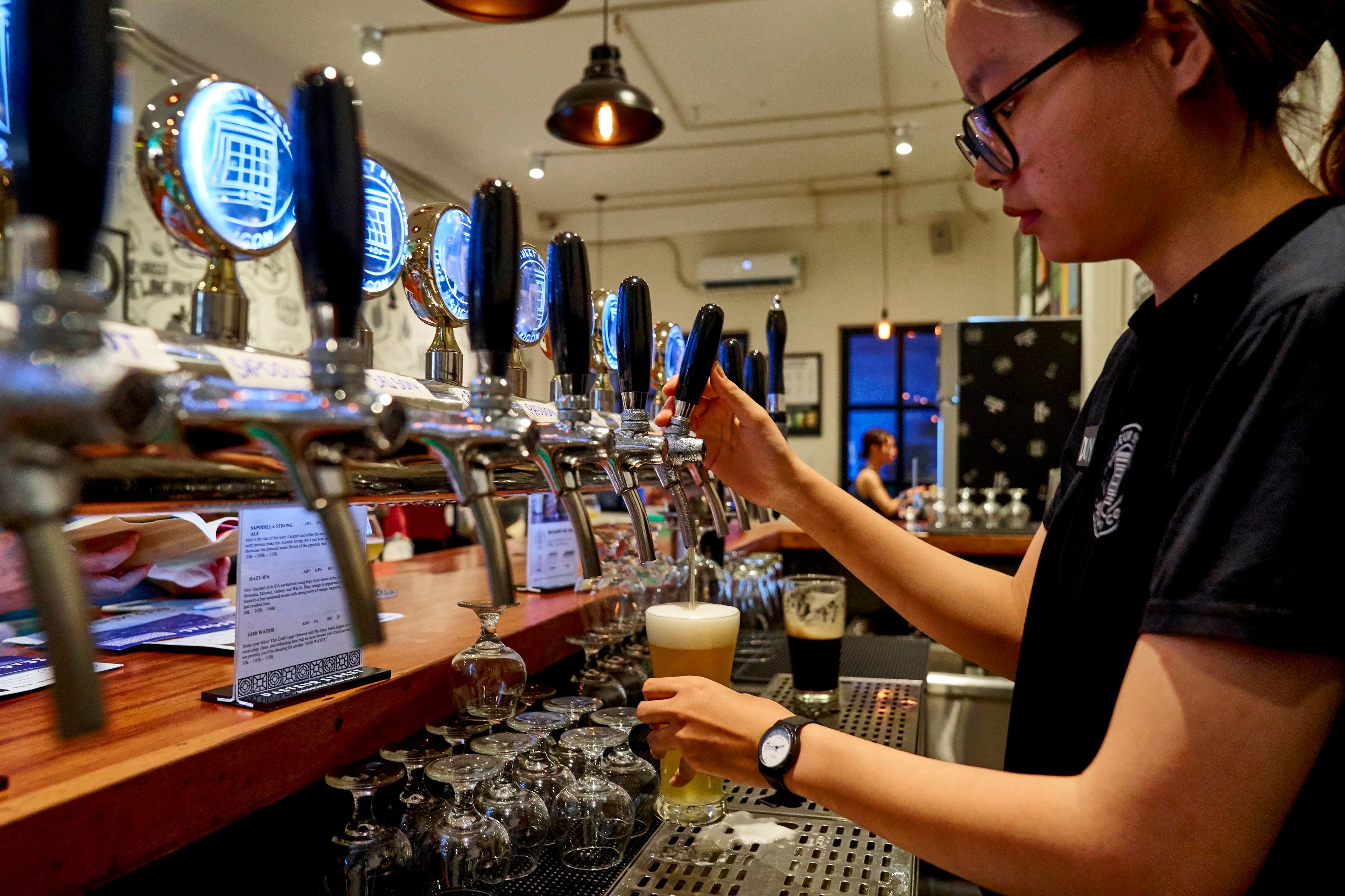 Original Taproom Pasteur Street Sài Gòn — 40+ vòi craft beer
