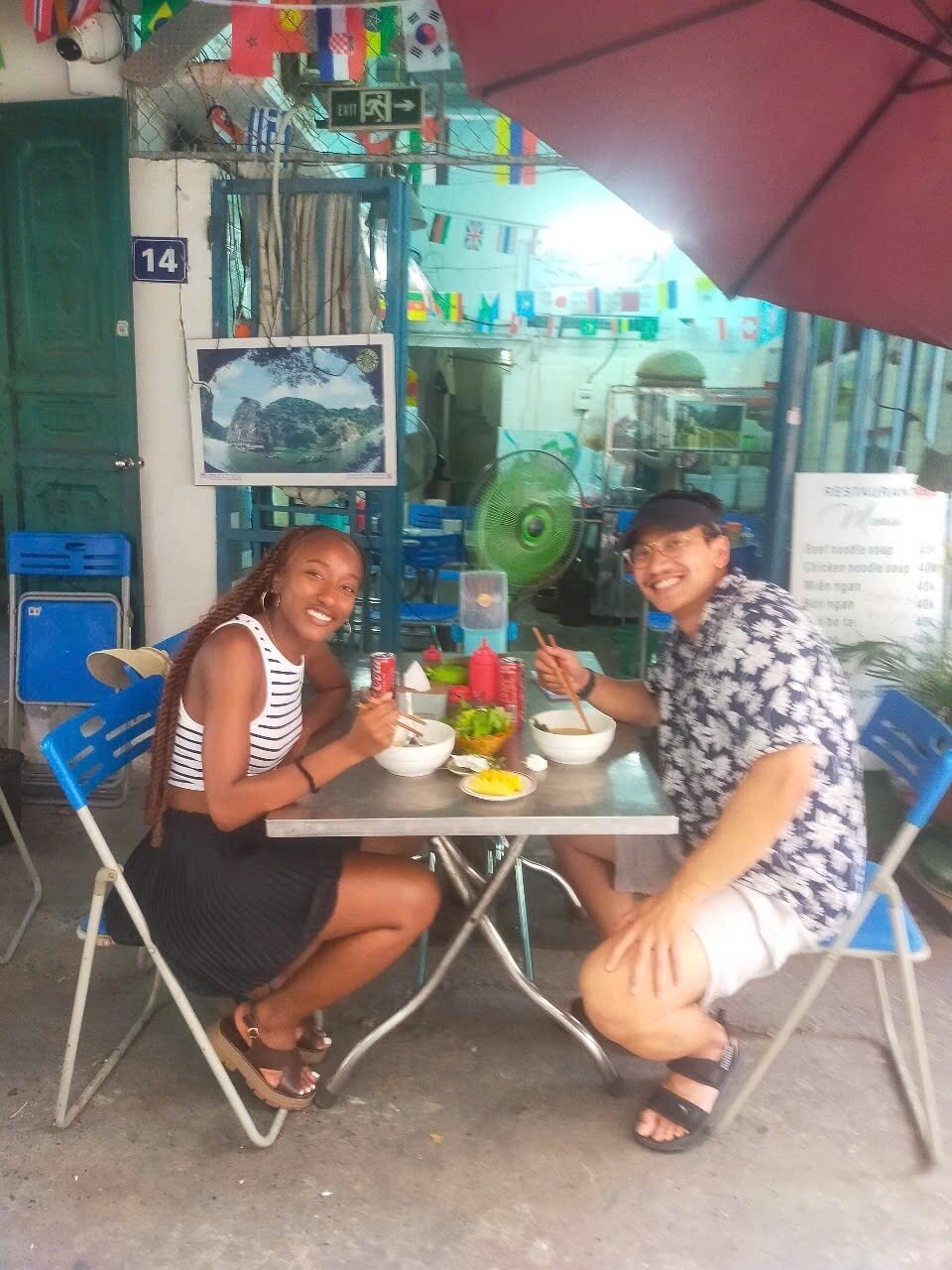 Bàn ăn phía trước quán Phở An.