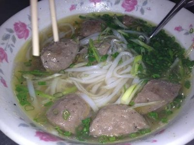 Tô phở bò viên rắc hành lá tại Phở Lệ