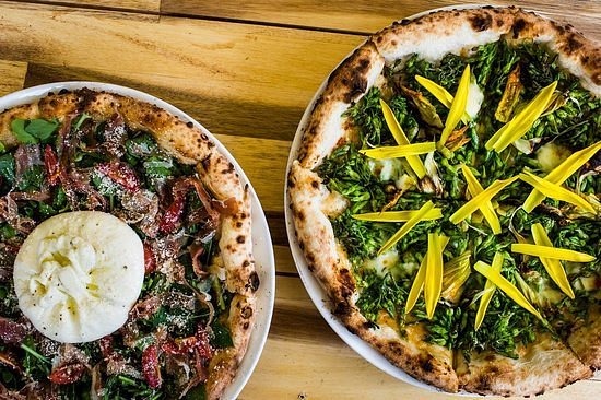 Hình ảnh món ăn và không gian tại Pizza 4P's Hoang Vàn Thu