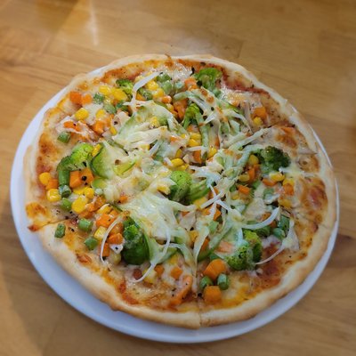 Pizza rau củ với bông cải xanh, cà rốt, bắp và đậu Hà Lan tại Pizza Berry ở Huế.